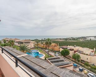 Vista exterior de Àtic de lloguer en Vélez-Málaga amb Aire condicionat, Jardí privat i Terrassa