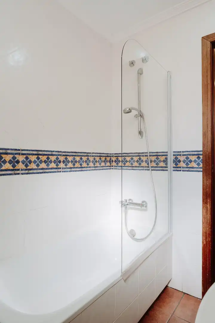 Badezimmer von Wohnung zum Verkauf in Alicante / Alacant mit Klimaanlage, Heizung und Terrasse