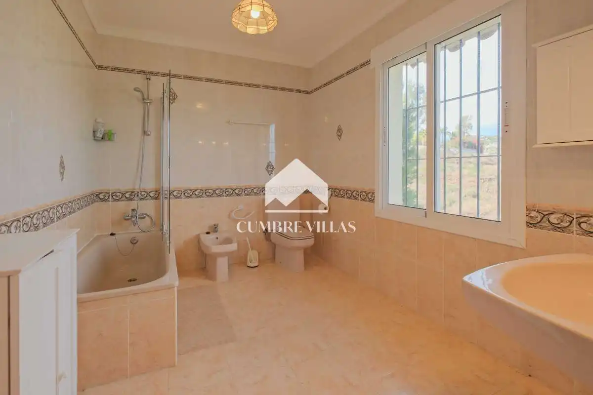 Bany de Casa o xalet en venda en Nerja amb Jardí privat i Terrassa