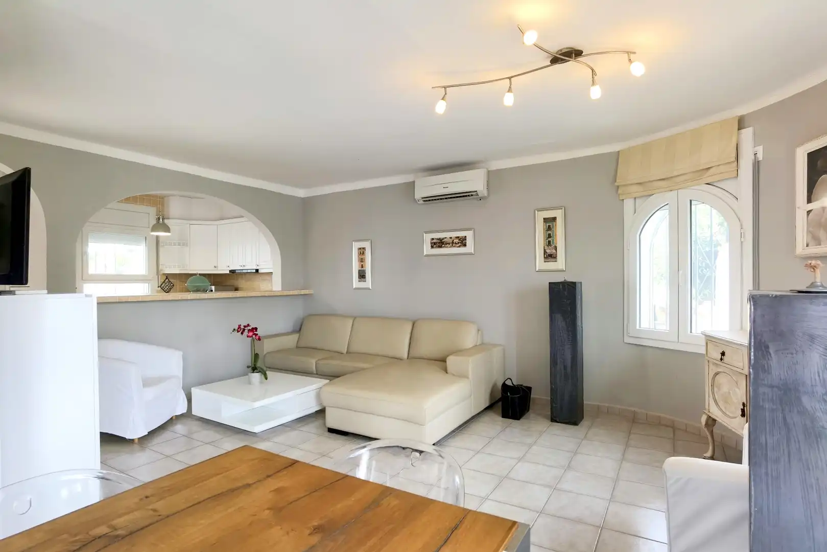 Sala d'estar de Casa o xalet en venda en Empuriabrava amb Aire condicionat, Jardí privat i Terrassa