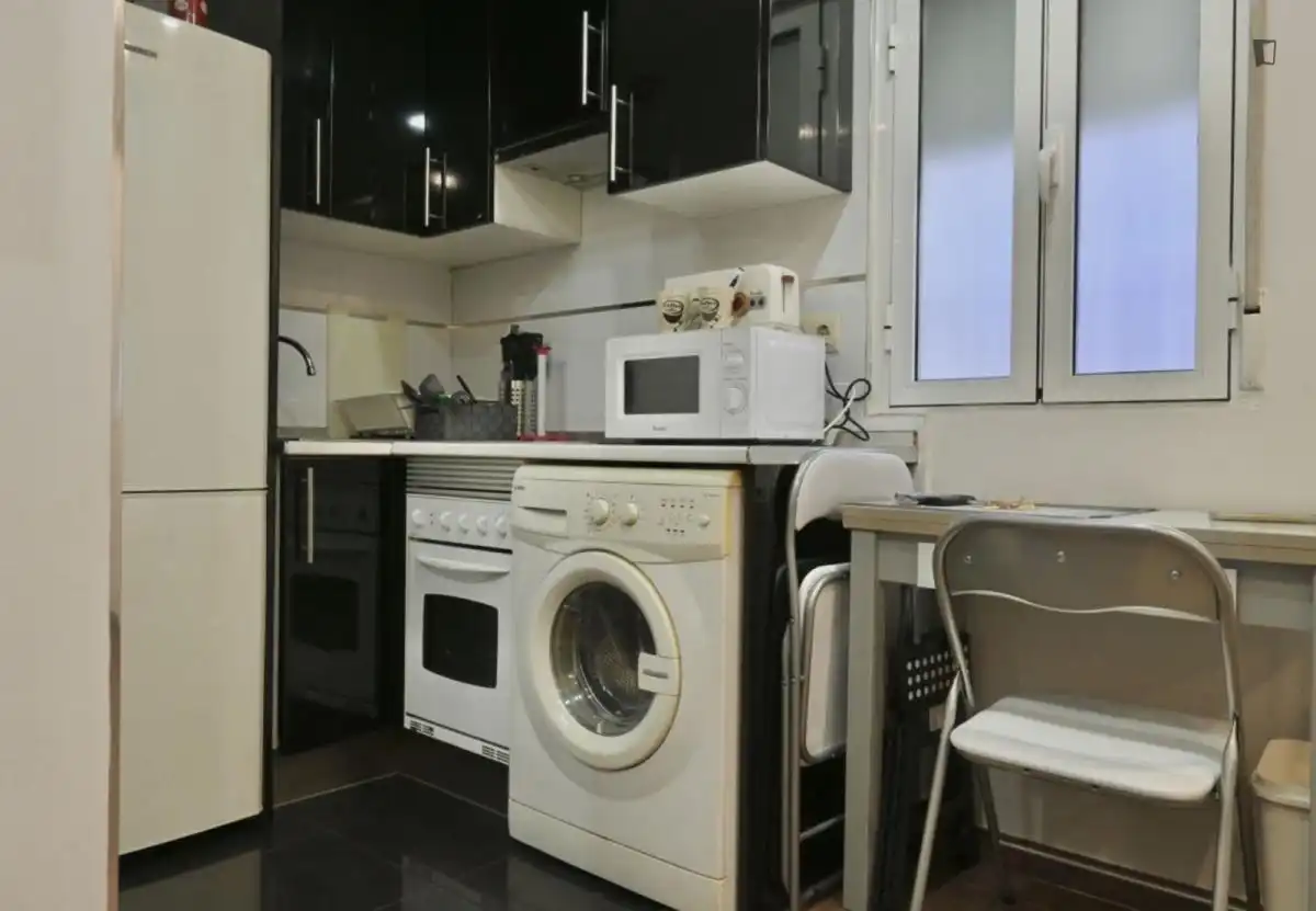 Cuina de Estudi de lloguer en Madrid amb Aire condicionat, Moblat i Forn