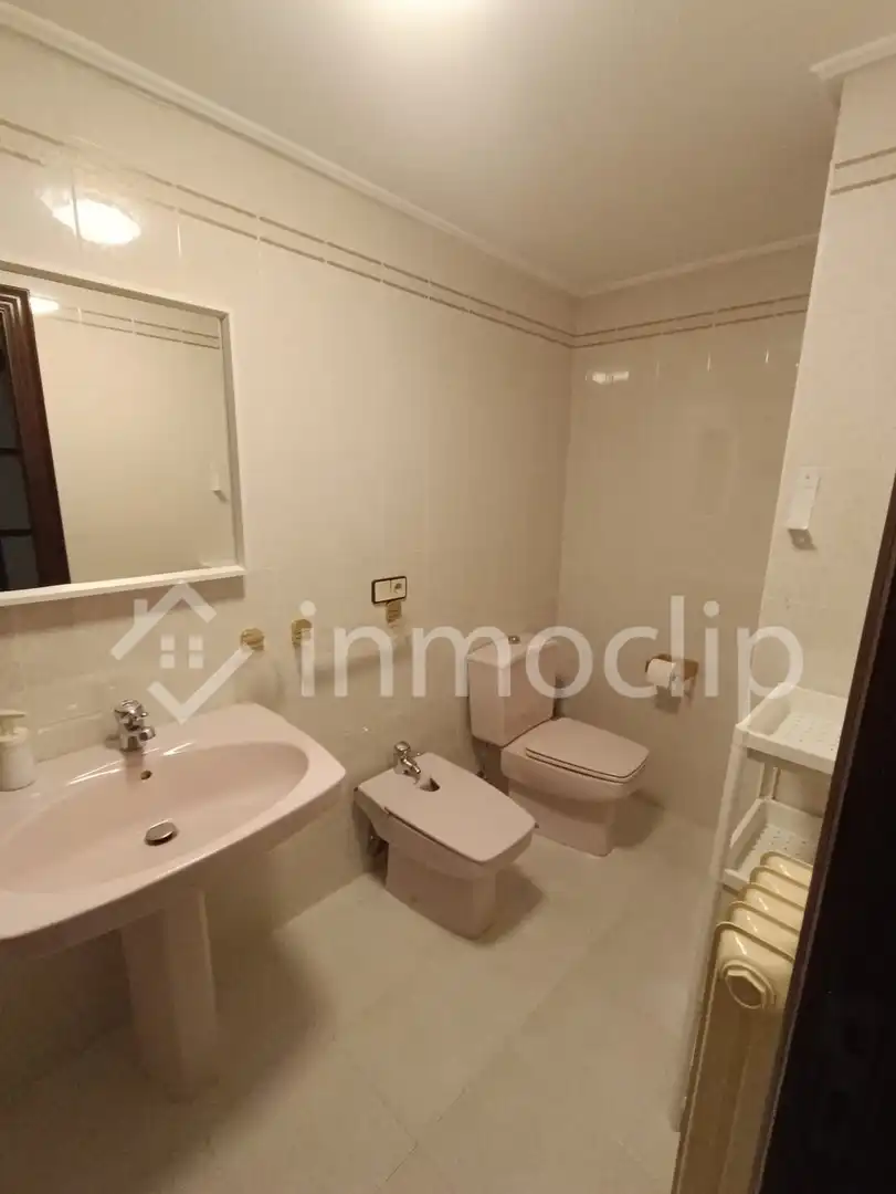 Bathroom of Flat for share in Salamanca  with Heating and Furnished