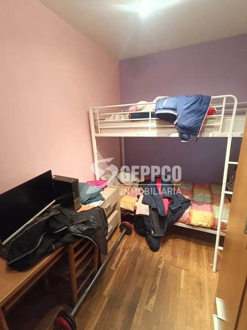 Pis en venda a Apóstol Santiago