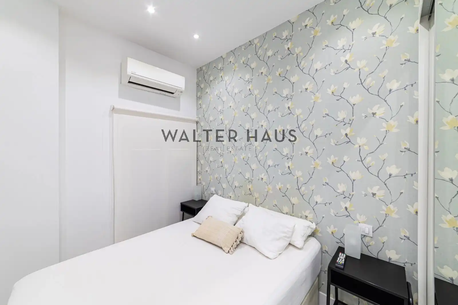 Bedroom of Flat for sale in Madrid  with Air Conditioner, Furnished and Oven