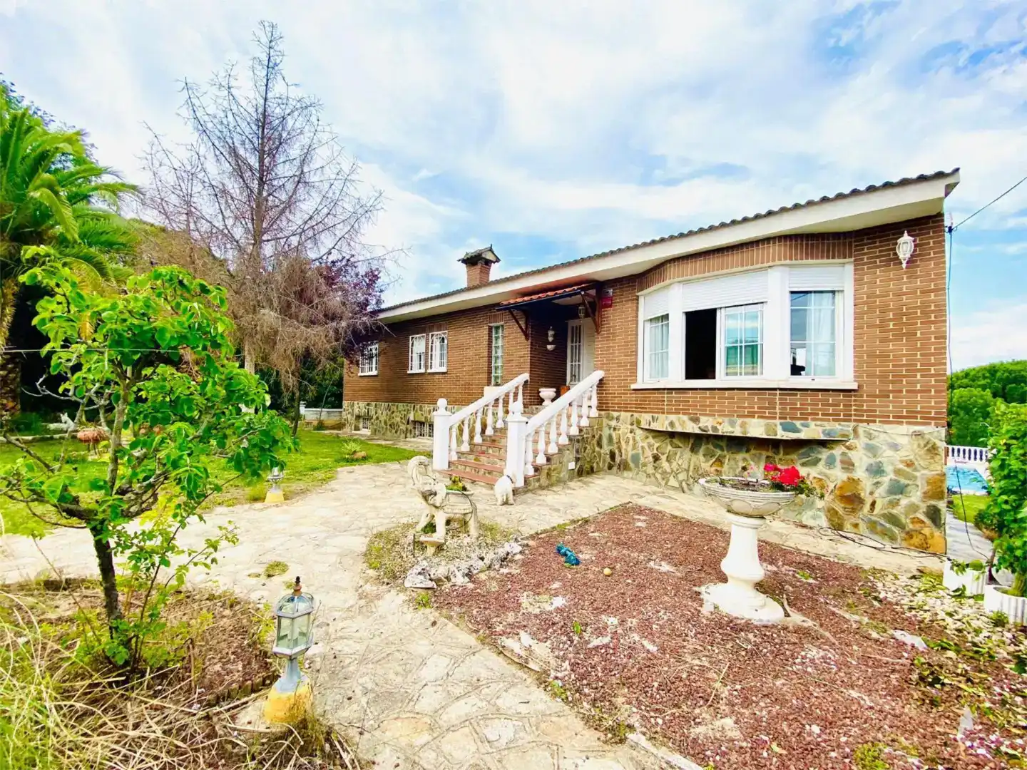Vista exterior de Casa o xalet en venda en Villa del Prado amb Jardí privat, Piscina i Balcó