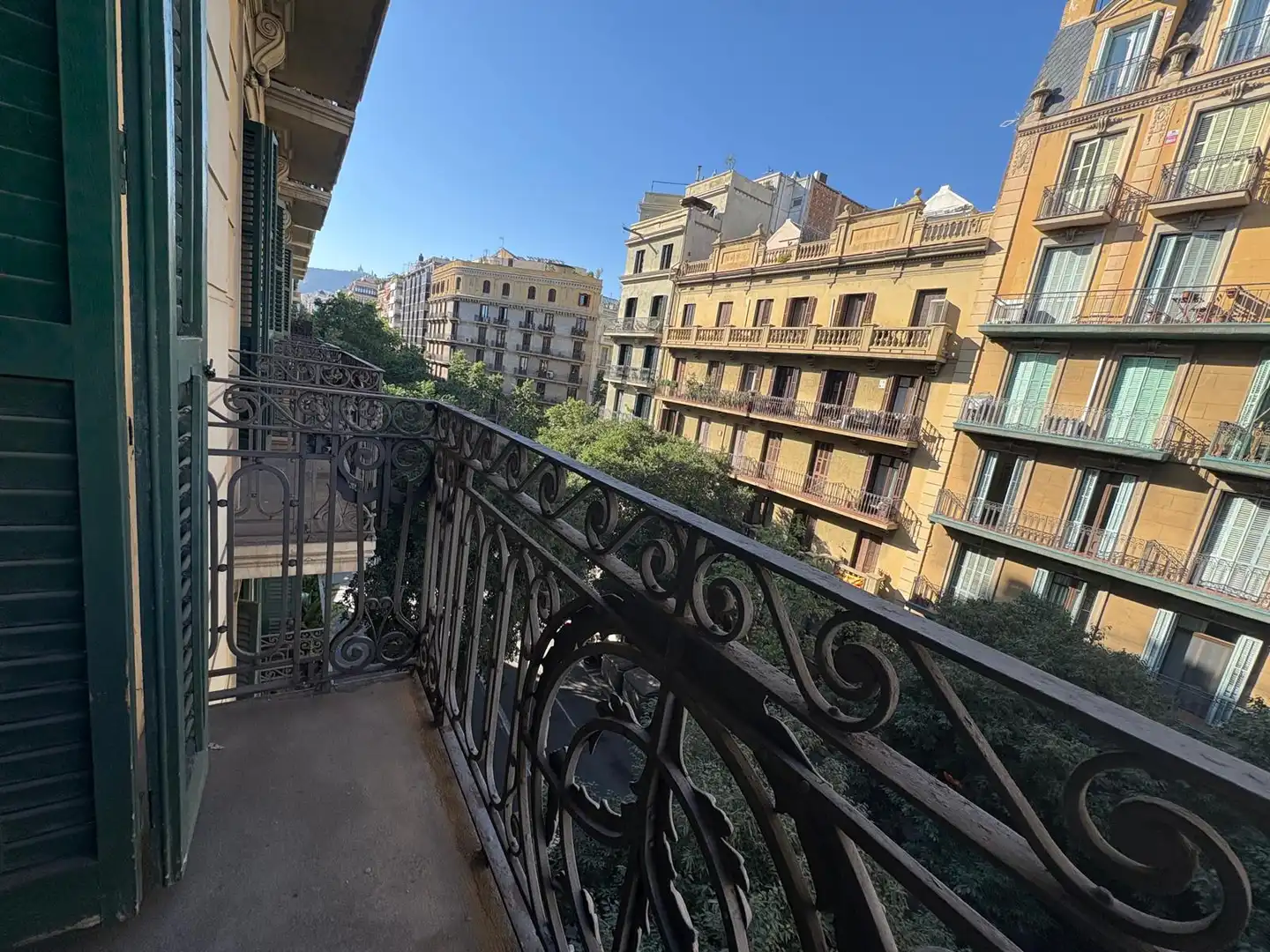 Vista exterior de Piso de alquiler en Barcelona con Aire acondicionado, Horno y Balcón