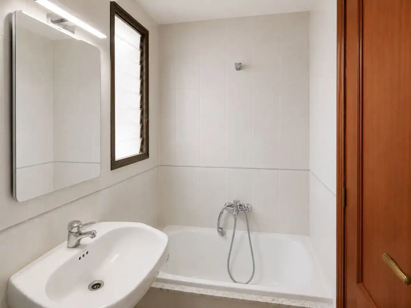 Badezimmer von Wohnung zum Verkauf in L'Eliana mit Balkon