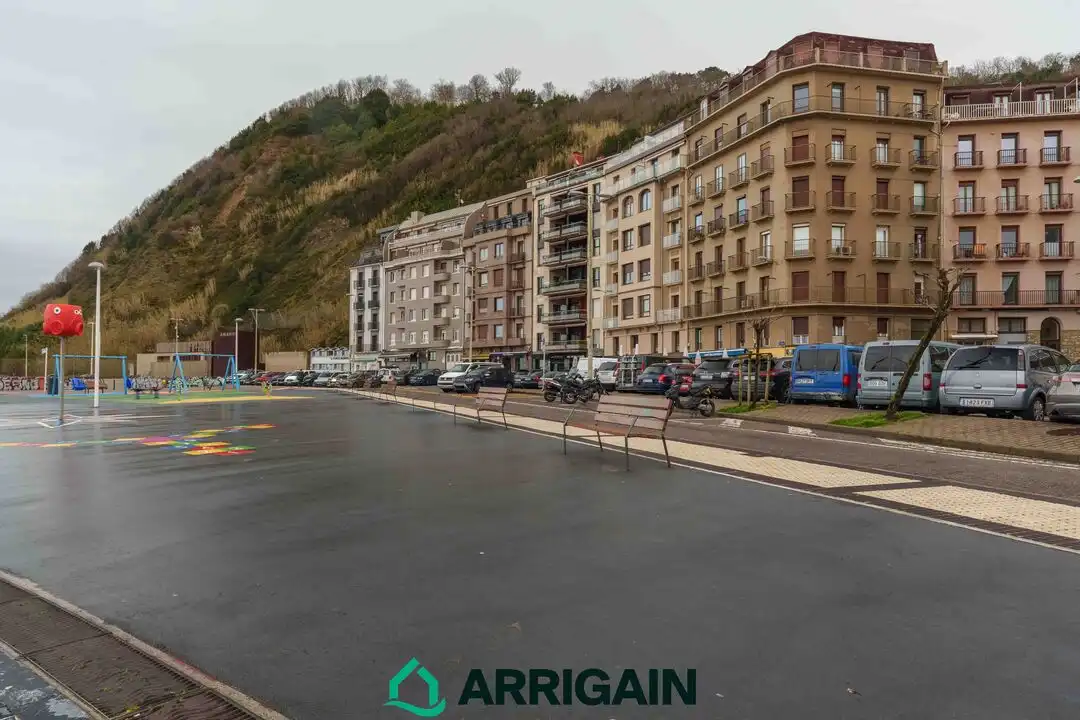 Aparcament de Pis en venda en Donostia - San Sebastián  amb Calefacció i Balcó