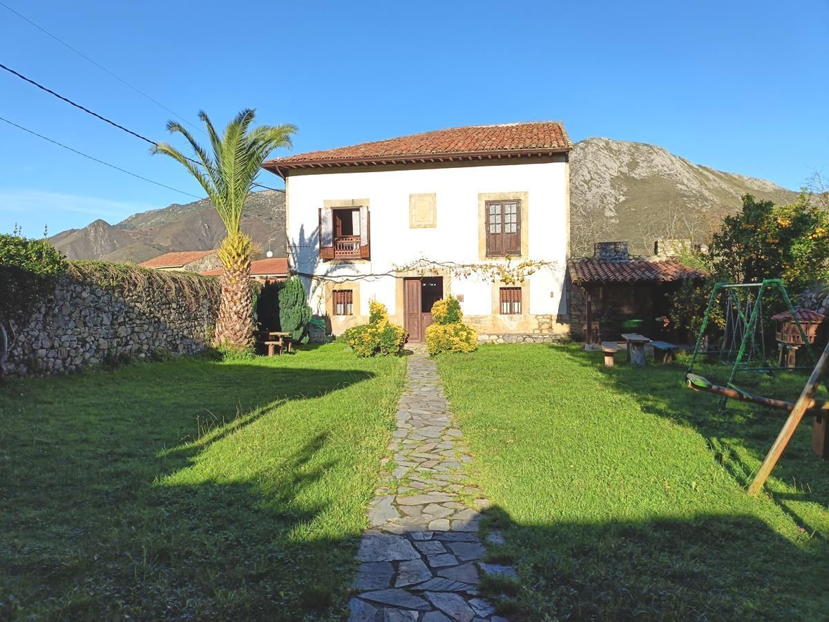 Vista exterior de Casa o xalet en venda en Llanes amb Calefacció, Jardí privat i Terrassa