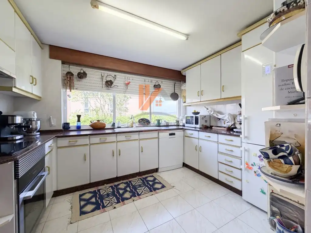 Cocina de Casa adosada en venta en Brión con Jardín privado, Trastero y Horno