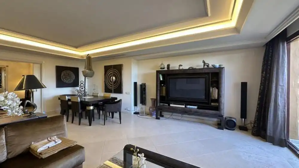 Sala d'estar de Apartament de lloguer en Estepona amb Aire condicionat, Terrassa i Piscina