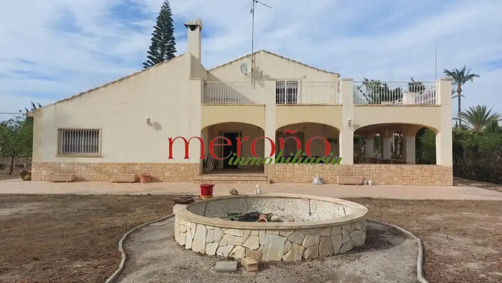Außenansicht von Haus oder Chalet zur Miete in Elche / Elx mit Privatgarten, Terrasse und Abstellraum