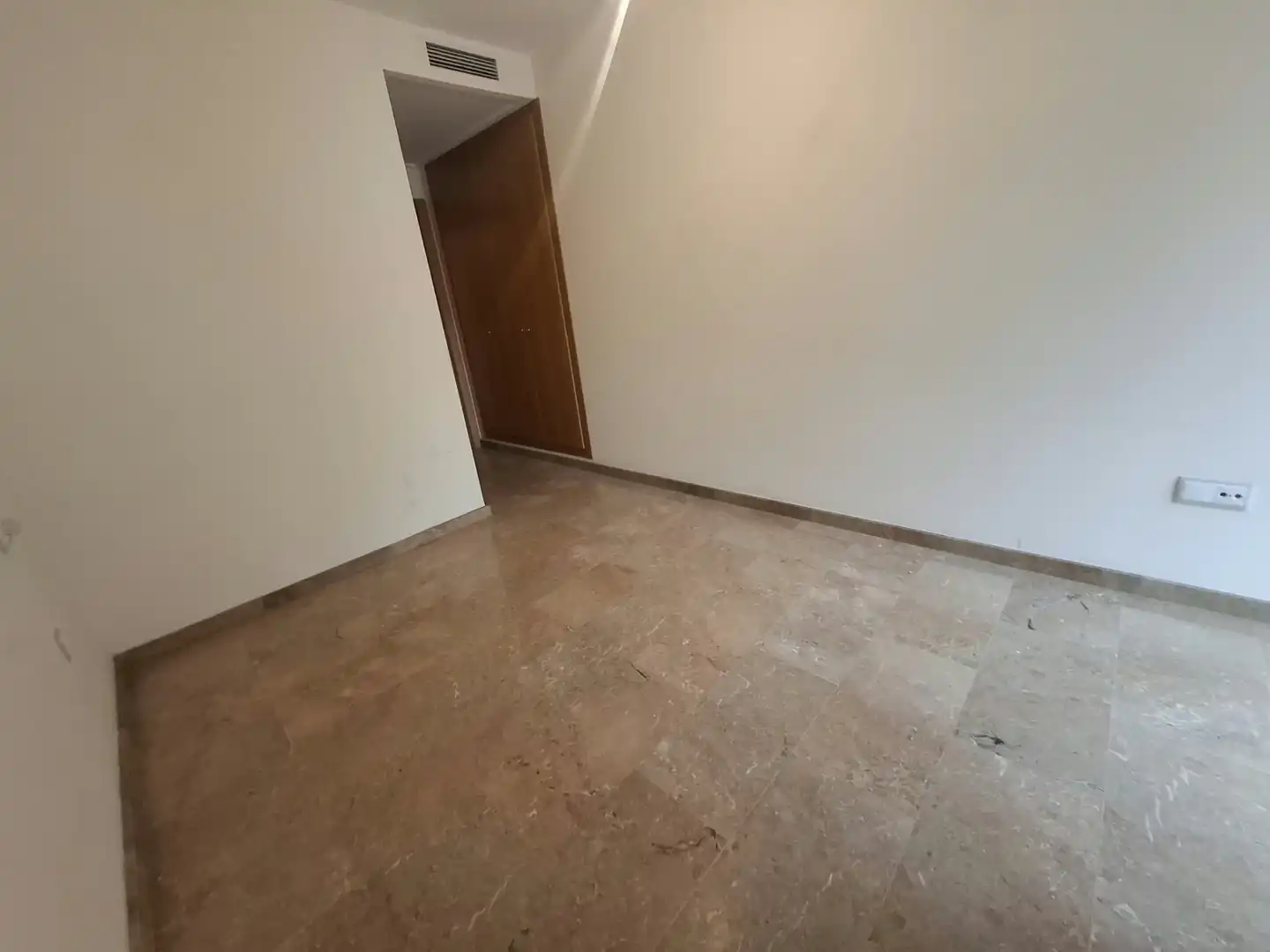 Flat for sale in Valencia  with Air Conditioner and Oven