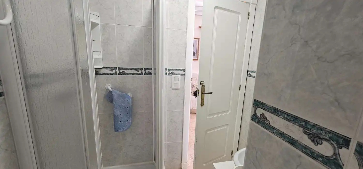 Badezimmer von Einfamilien-Reihenhaus zum Verkauf in Torrevieja mit Terrasse, Möbliert und Alarm