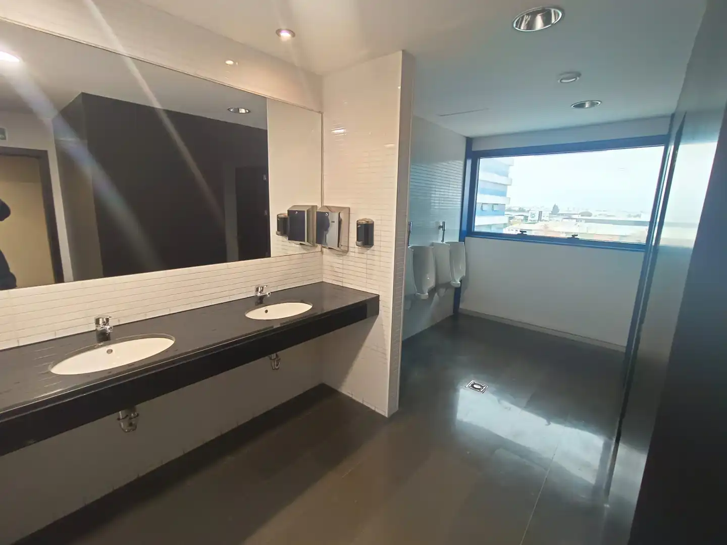 Badezimmer von Büro zum Verkauf in Sevilla mit Klimaanlage und Abstellraum