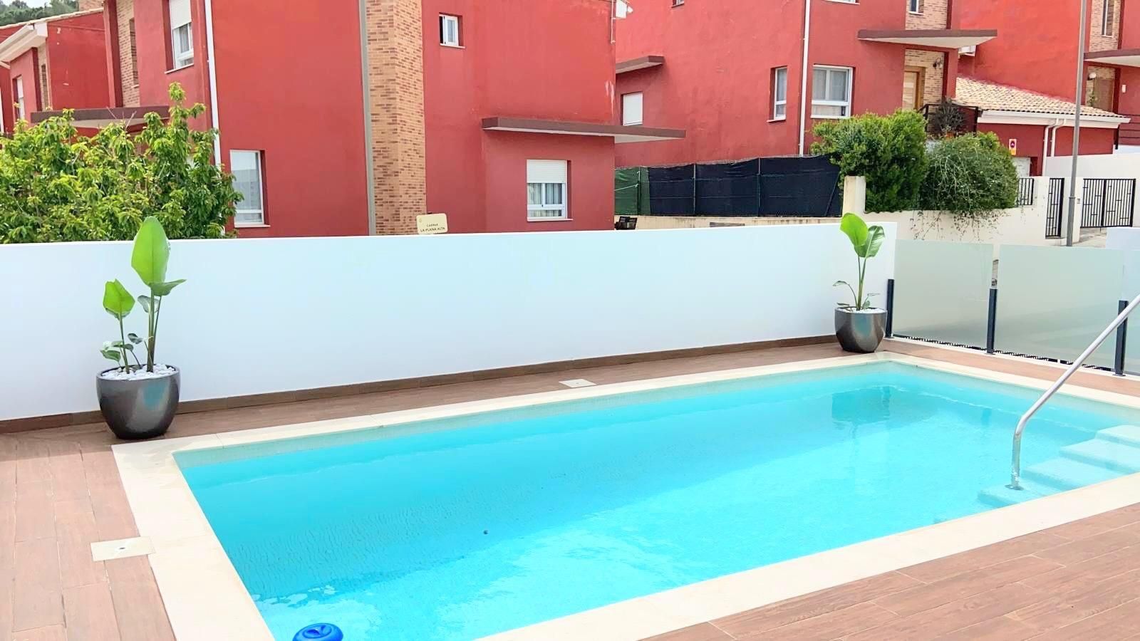 Piscina de Casa adosada en venda en Alzira amb Jardí privat, Terrassa i Piscina comunitària