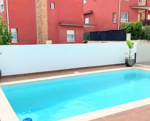 Piscina de Casa adosada en venda en Alzira amb Jardí privat, Terrassa i Piscina comunitària