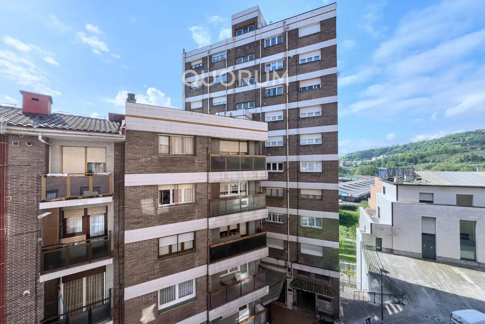 Vista exterior de Pis en venda en Basauri  amb Calefacció i Terrassa