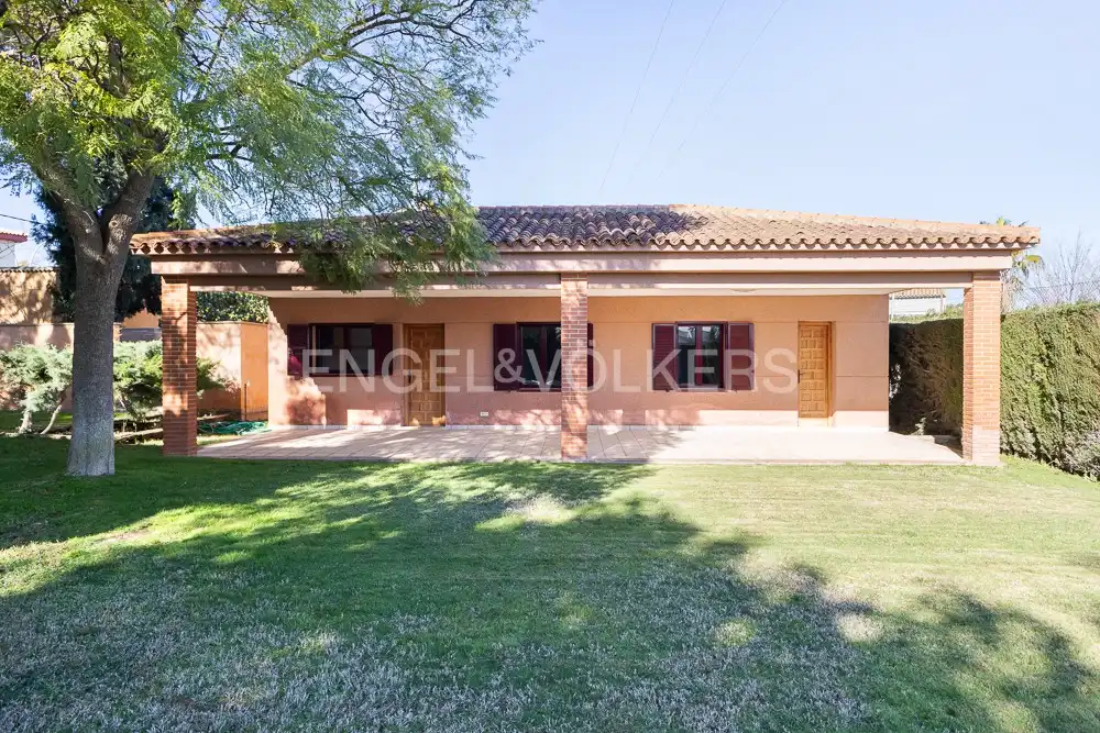 Exterior view of Houses for sale in La Pobla de Vallbona  with Air Conditioner, Heating and Private garden