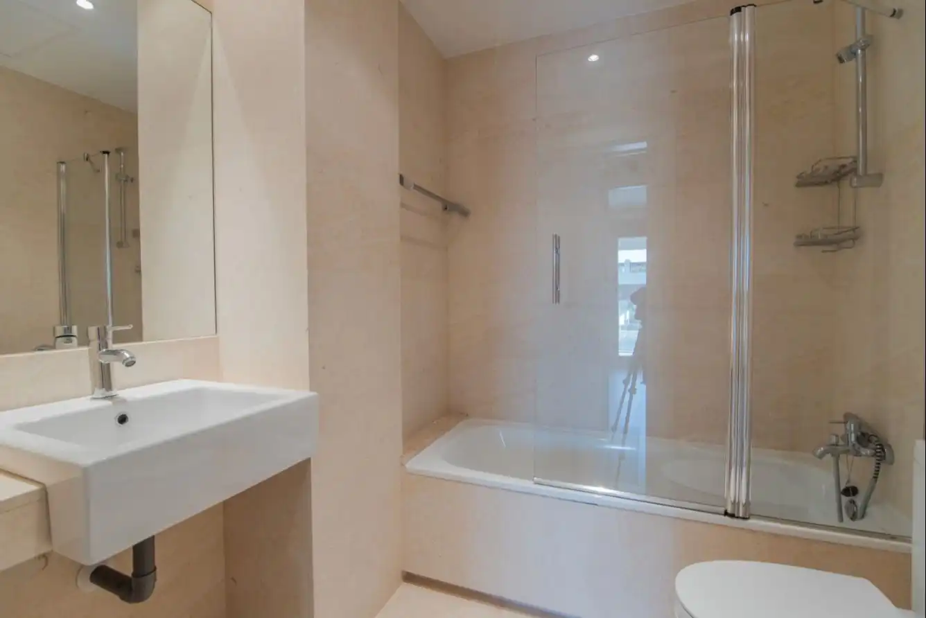 Badezimmer von Erdgeschoss zur Miete in Madrid mit Klimaanlage, Heizung und Privatgarten