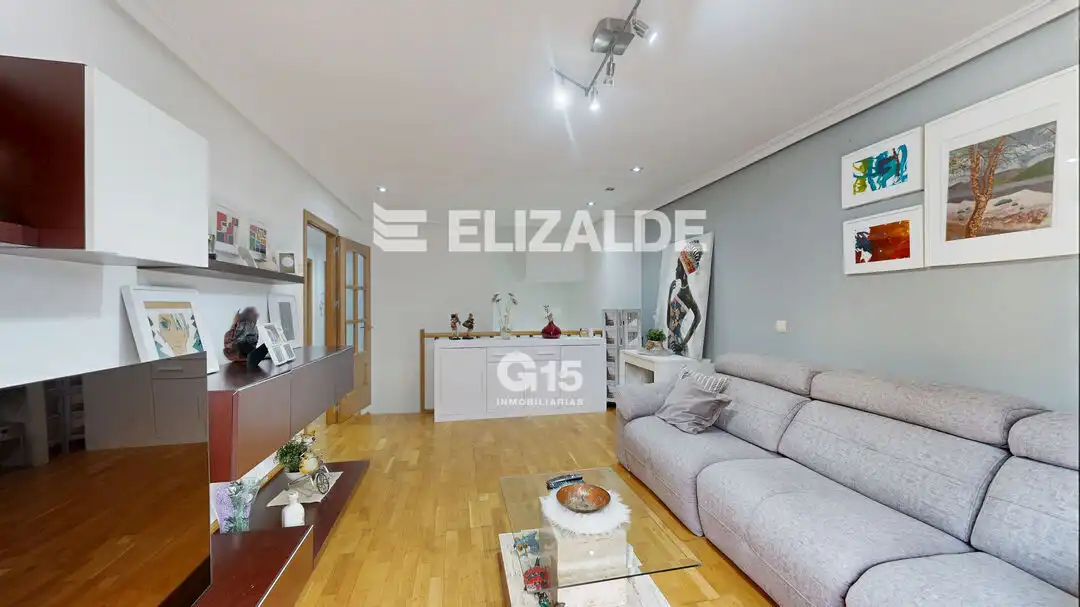 Sala d'estar de Pis en venda en Donostia - San Sebastián  amb Calefacció, Terrassa i Traster