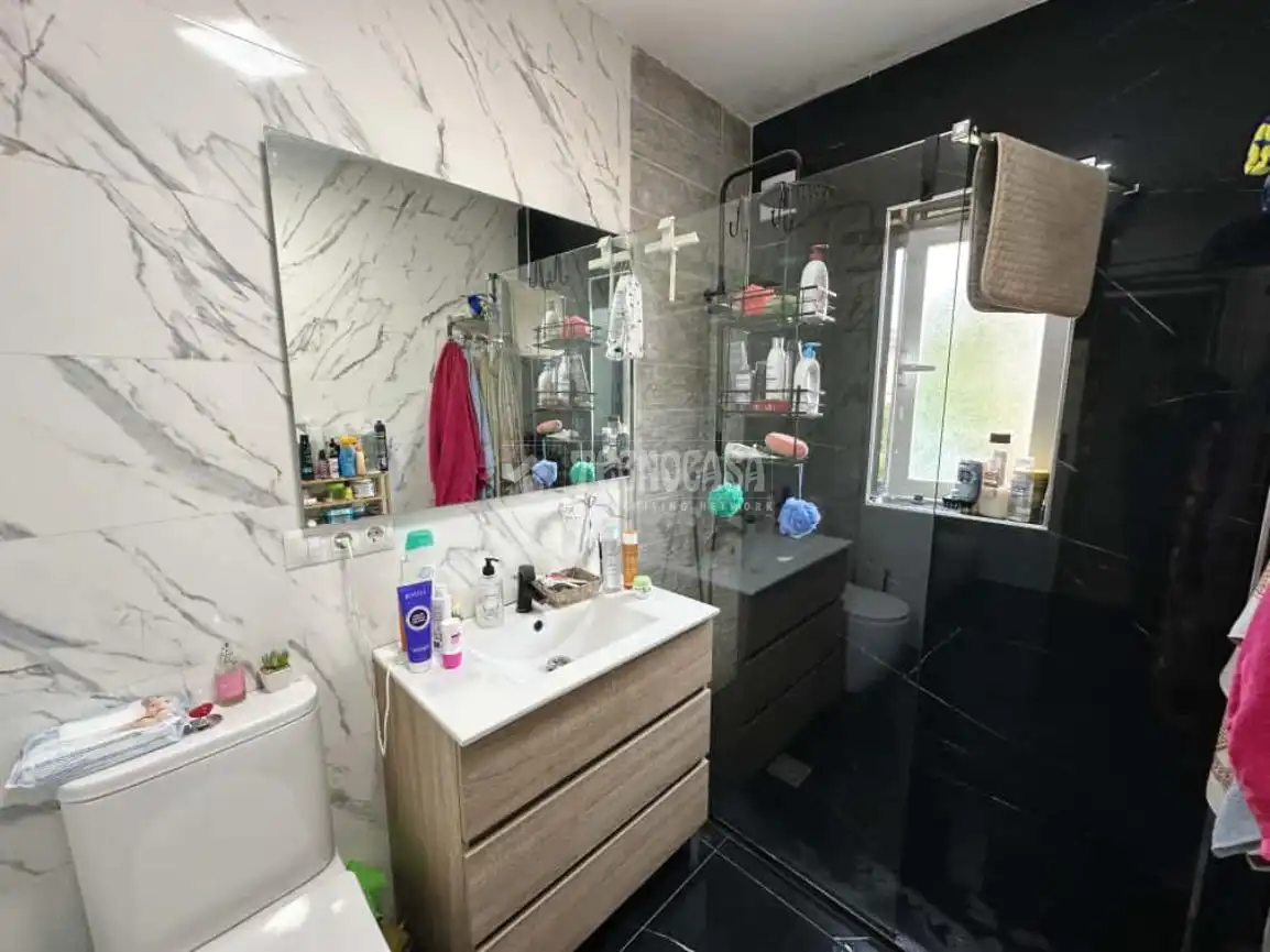 Baño de Piso en venta en Torrox con Terraza y Balcón