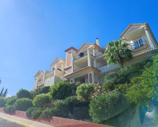 Vista exterior de Apartament en venda en Manilva amb Aire condicionat, Terrassa i Piscina