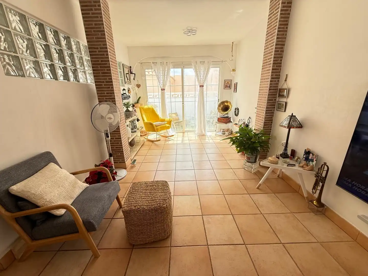 Wohnzimmer von Einfamilien-Reihenhaus zum Verkauf in Antigua mit Klimaanlage, Terrasse und Möbliert