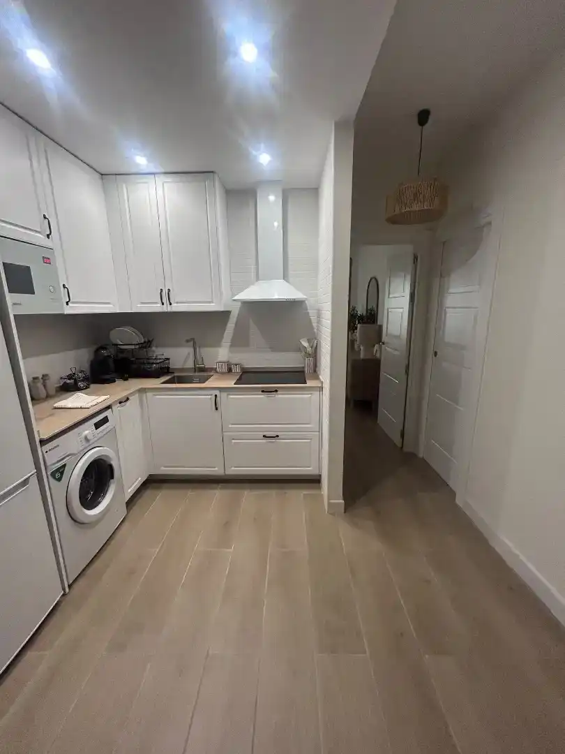Cuina de Apartament de lloguer en El Puerto de Santa María amb Aire condicionat i Moblat
