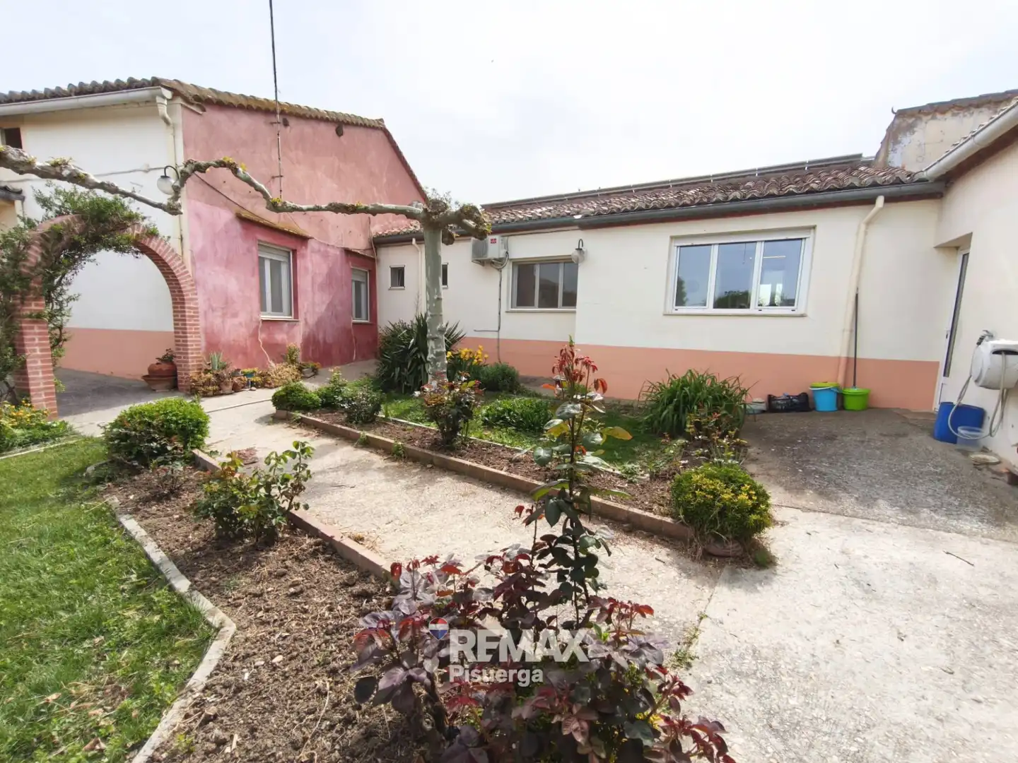Vista exterior de Edificio en venta en Pozoantiguo