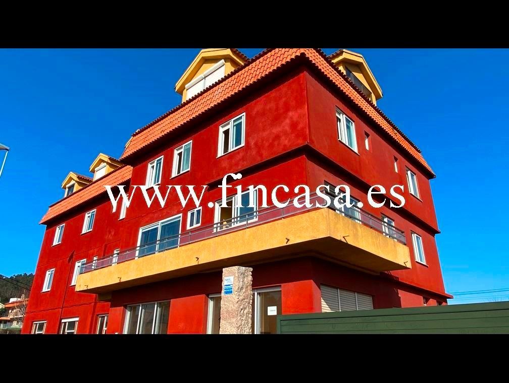 Building for sale in Nigrán