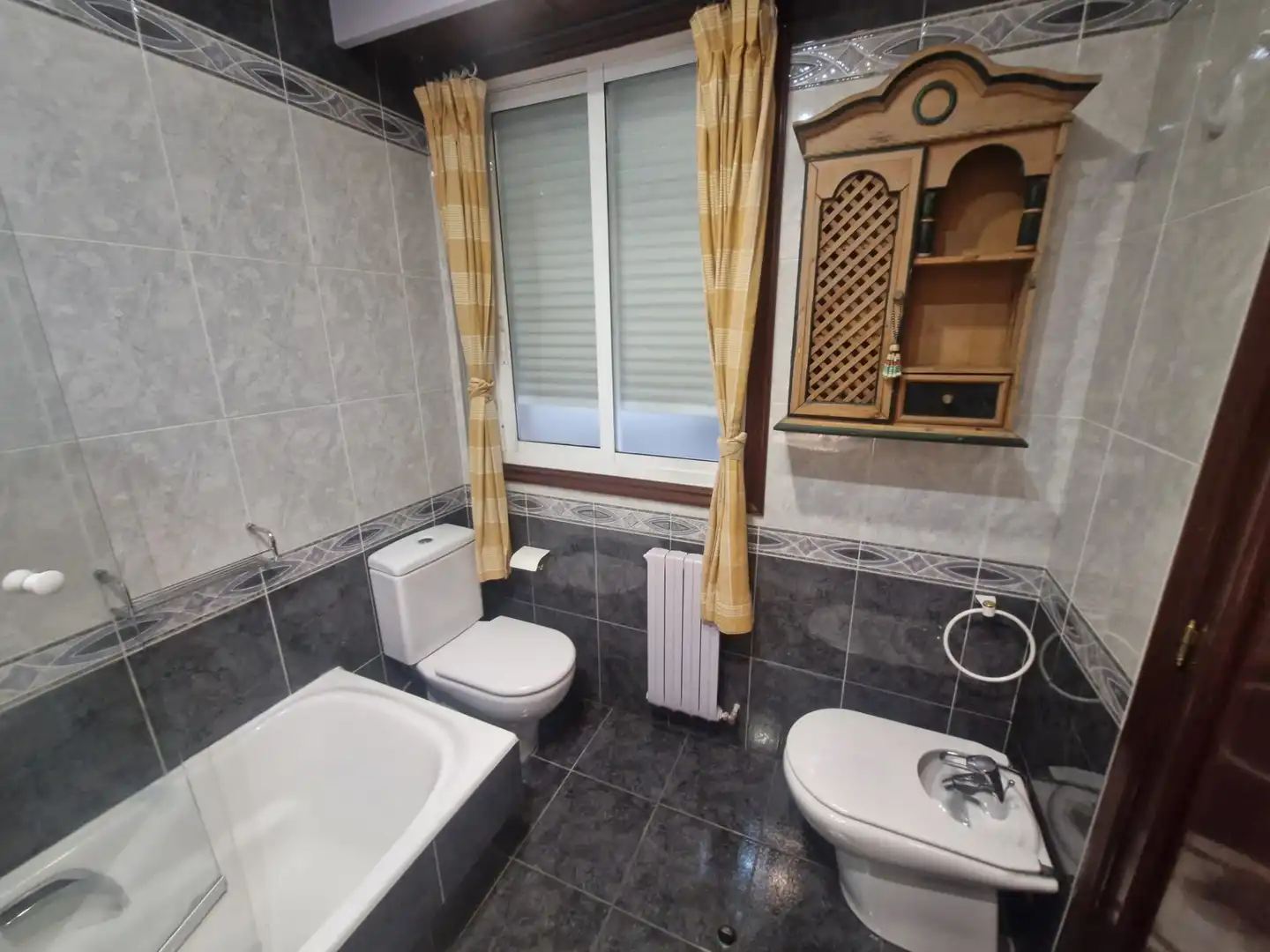 Bany de Apartament de lloguer en Ourense Capital  amb Calefacció, Parquet i Moblat