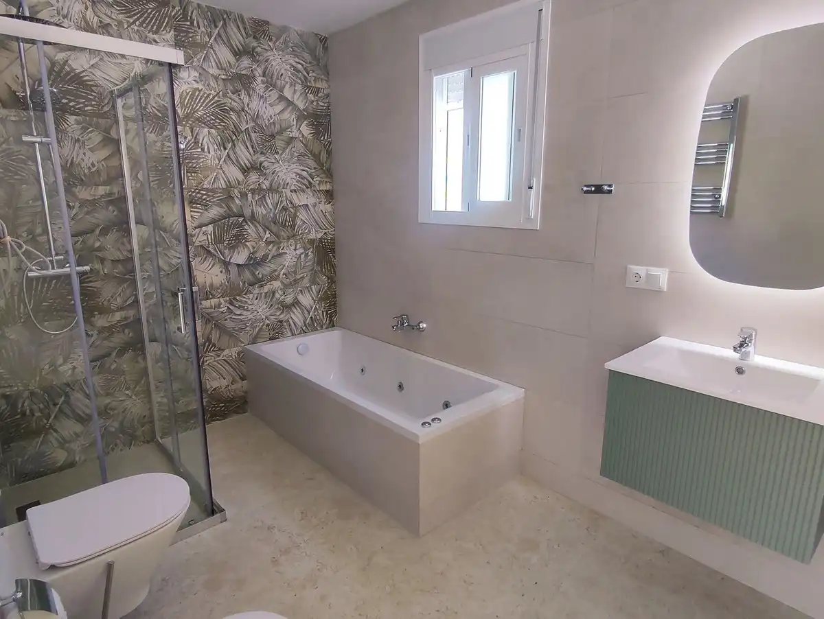 Bany de Casa o xalet en venda en Mijas amb Aire condicionat, Jardí privat i Piscina