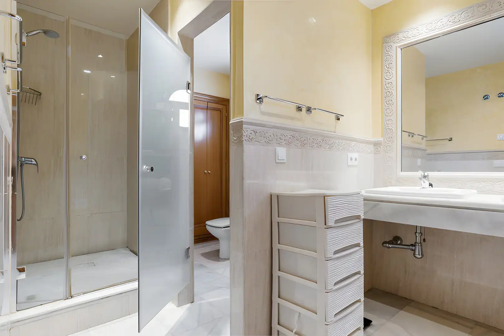 Badezimmer von Erdgeschoss zum Verkauf in Marbella mit Klimaanlage, Terrasse und Schwimmbad
