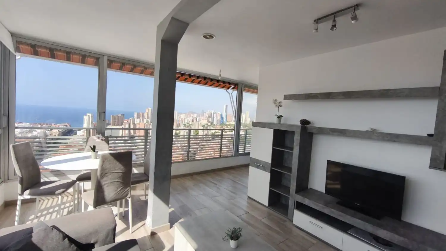 Wohnzimmer von Wohnungen zur Miete in Benidorm mit Klimaanlage, Abstellraum und Möbliert