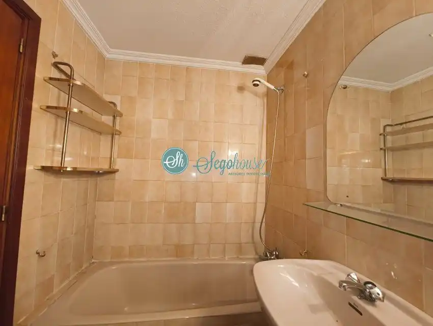 Badezimmer von Wohnung zum Verkauf in Segovia mit Heizung, Parkett und Terrasse