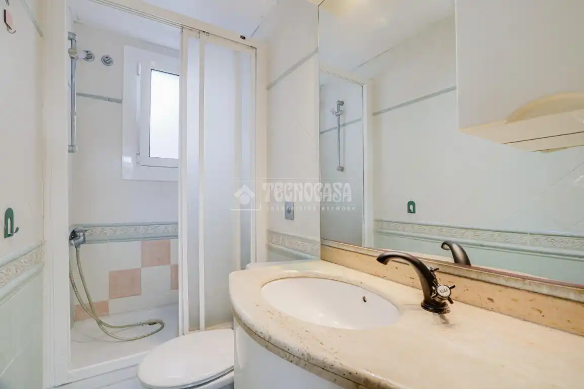 Baño de Piso en venta en L'Hospitalet de Llobregat con Aire acondicionado, Calefacción y Terraza