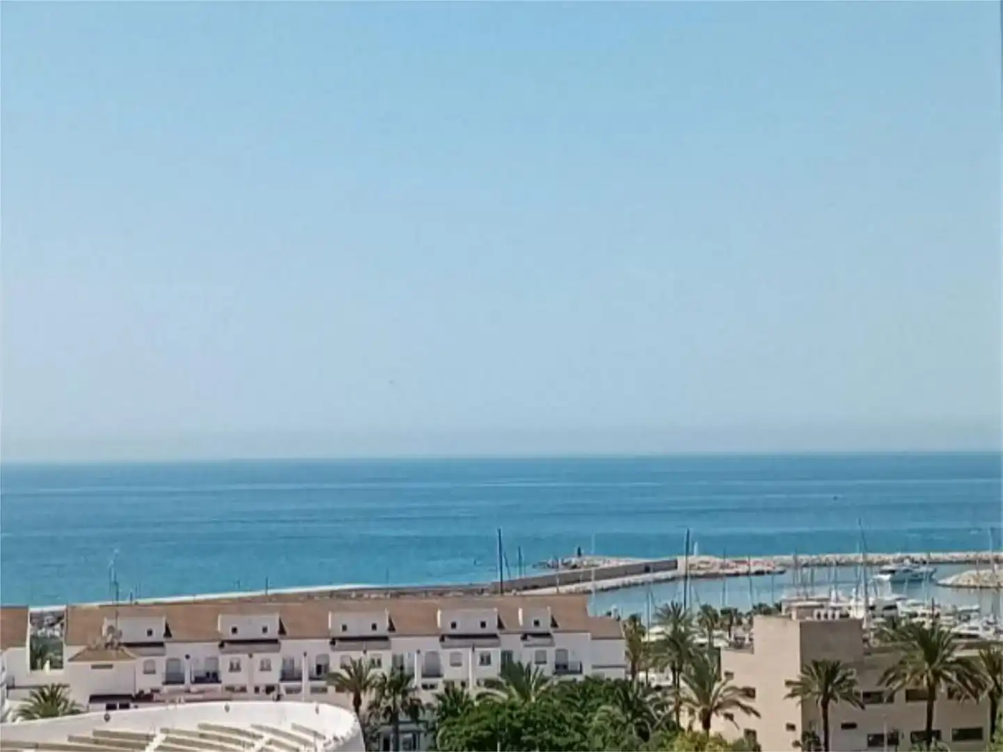 Außenansicht von Wohnung zur Miete in Estepona mit Klimaanlage, Abstellraum und Schwimmbad
