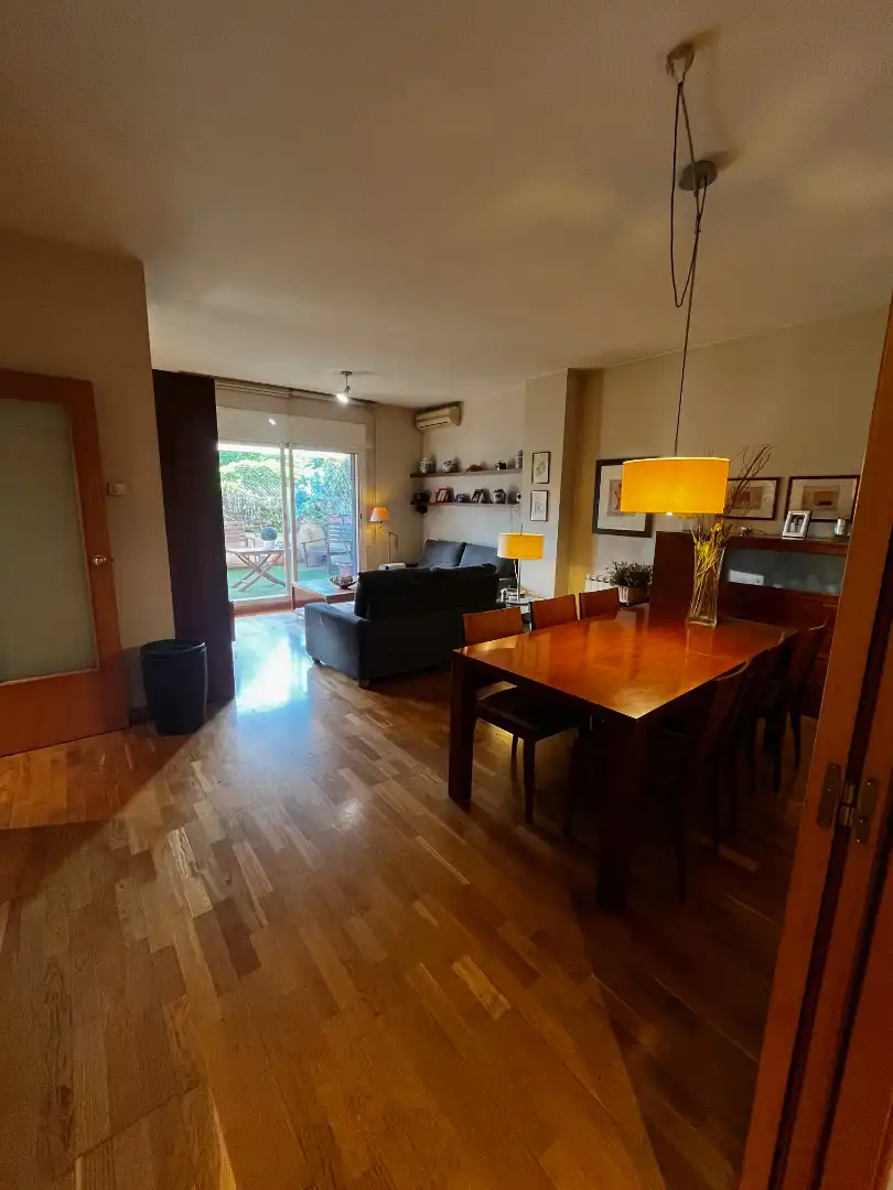 Sala d'estar de Planta baixa en venda en Sant Cugat del Vallès amb Aire condicionat, Calefacció i Jardí privat