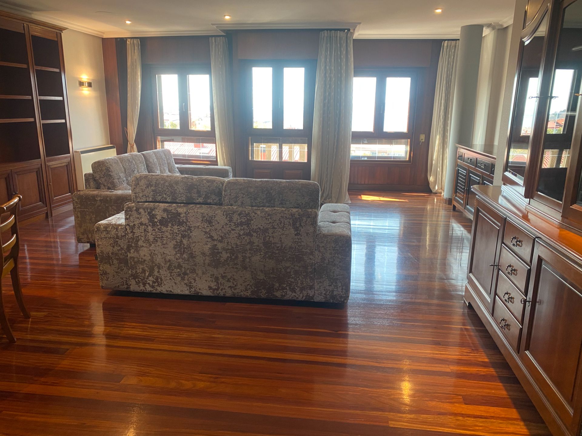 Sala d'estar de Dúplex de lloguer en Vigo  amb Calefacció, Parquet i Terrassa