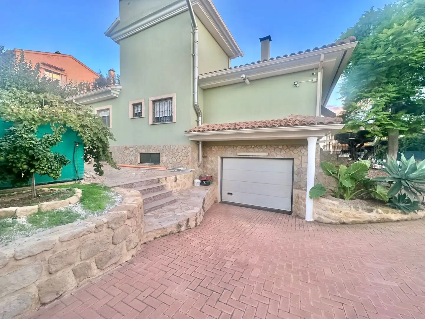 Vista exterior de Casa o chalet en venta en San Vicente del Raspeig / Sant Vicent del Raspeig con Aire acondicionado, Calefacción y Jardín privado