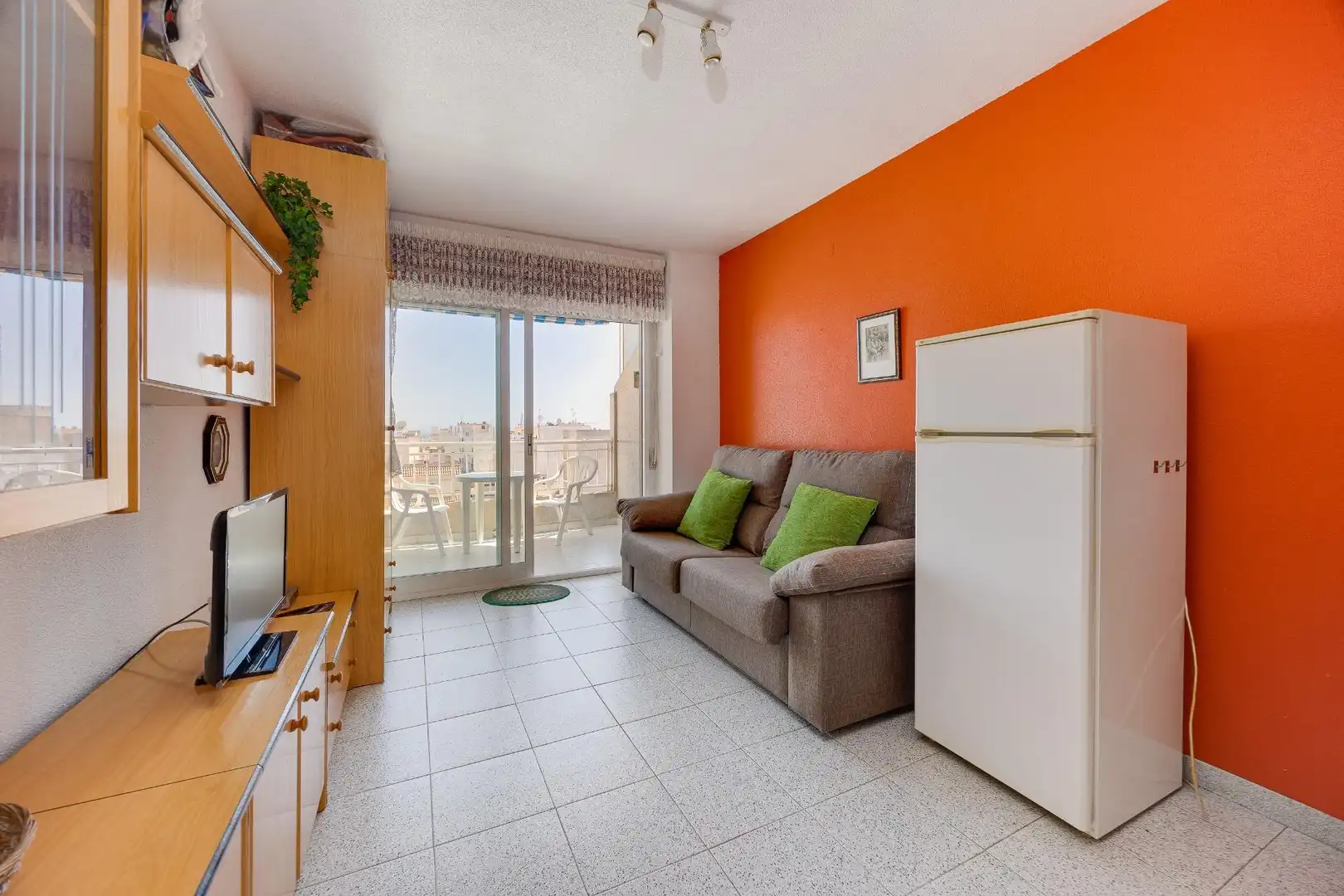 Sala de estar de Estudio en venta en Torrevieja con Terraza, Amueblado y Balcón