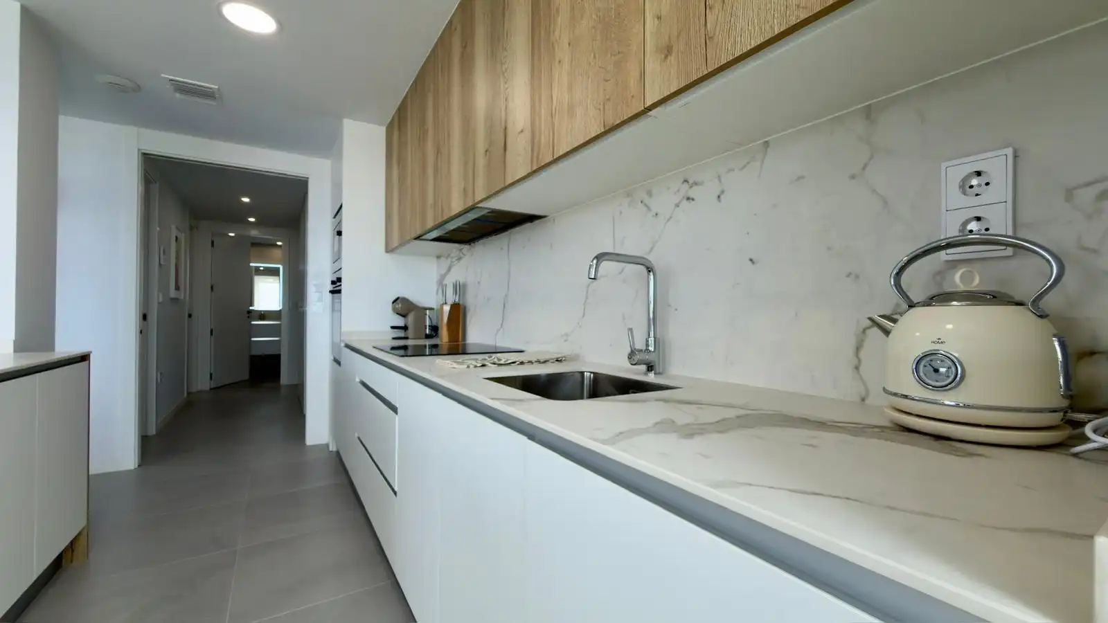 Cuina de Apartament de lloguer en Finestrat amb Aire condicionat, Jardí privat i Terrassa