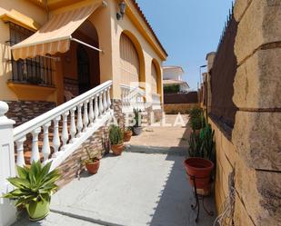 Vista exterior de Casa o xalet en venda en  Sevilla Capital amb Jardí privat, Traster i Moblat