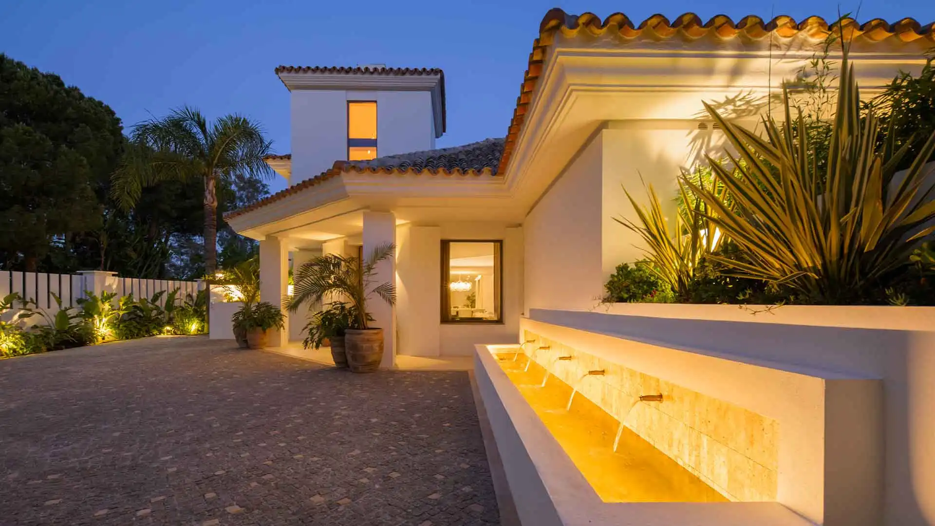 Vista exterior de Casa o xalet en venda en Benahavís amb Aire condicionat, Jardí privat i Terrassa