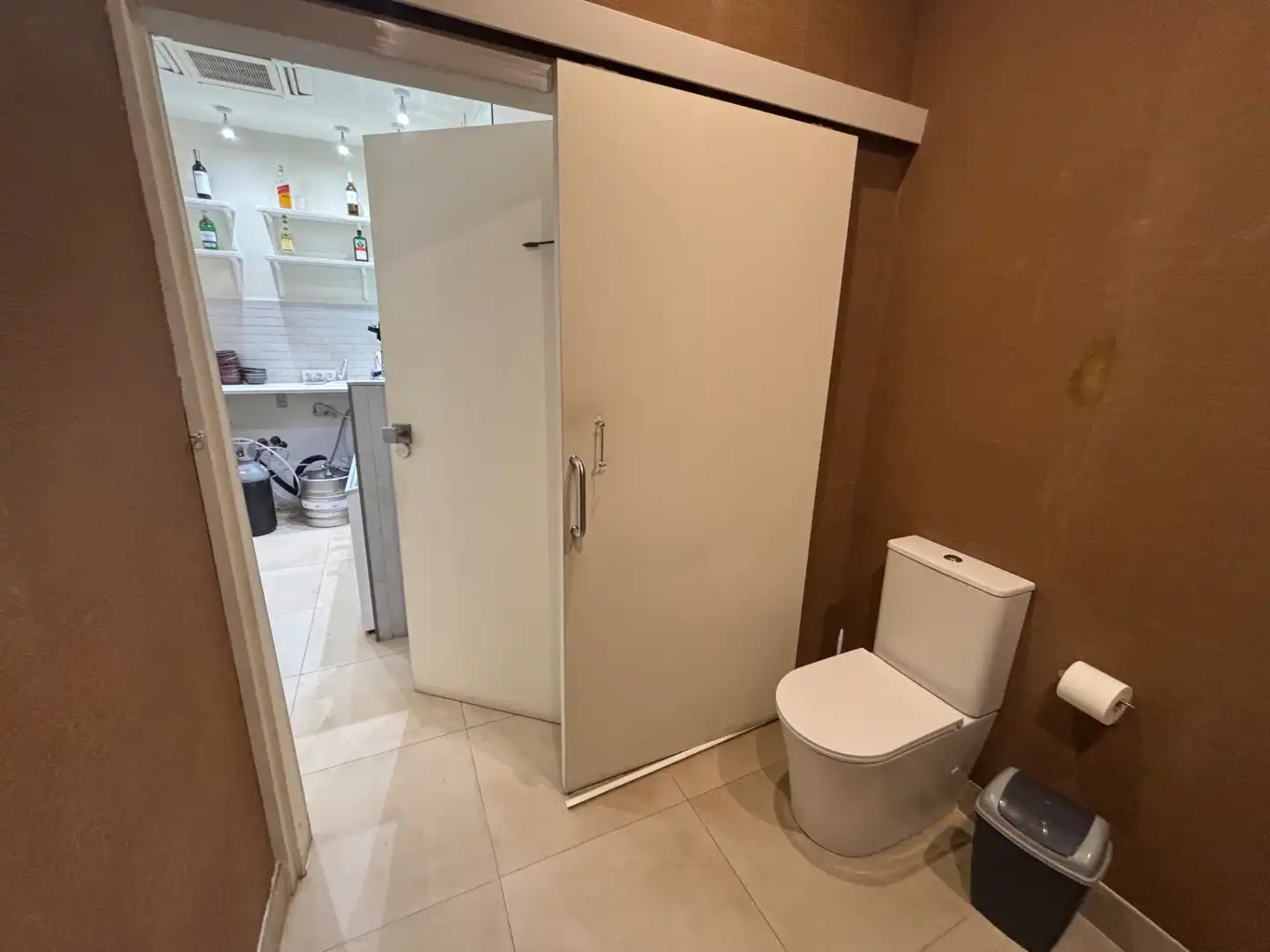 Baño de Local en traspaso en Madrid con Aire acondicionado, Terraza y Internet