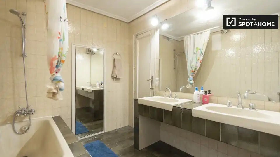 Bathroom of Flat for rent in Madrid  with Air Conditioner, Heating and Furnished