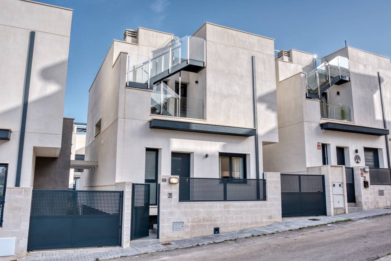 Vista exterior de Casa o xalet en venda en Orihuela amb Aire condicionat, Jardí privat i Terrassa