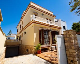 Vista exterior de Casa o xalet en venda en Chipiona amb Aire condicionat, Calefacció i Jardí privat