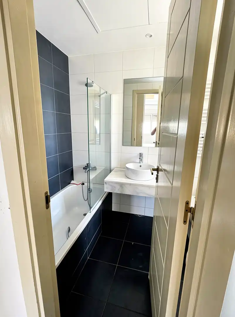 Bany de Apartament en venda en Estepona amb Aire condicionat, Terrassa i Piscina